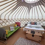 Syke Farm - Yurt's And Shepherds Hut キャンプ場 バターミア